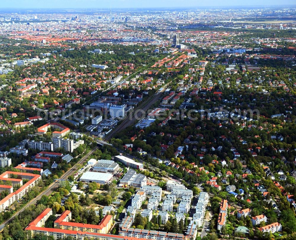 Aerial image Berlin - Residential area of the multi-family house settlement Cedelia Quartier on Dahlemer Weg - Biesheimring - Robert-W.-Kempner-Strasse - Lutterbacher Strasse in the district Zehlendorf in Berlin, Germany