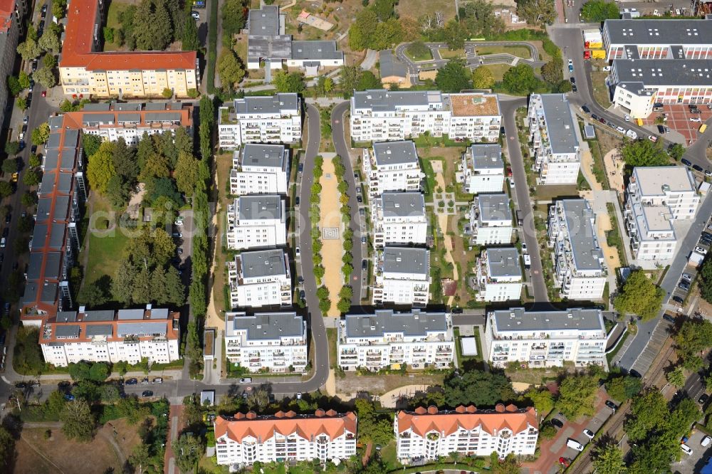 Berlin from the bird's eye view: Residential area of the multi-family house settlement Cedelia Quartier on Dahlemer Weg - Biesheimring - Robert-W.-Kempner-Strasse - Lutterbacher Strasse in the district Zehlendorf in Berlin, Germany