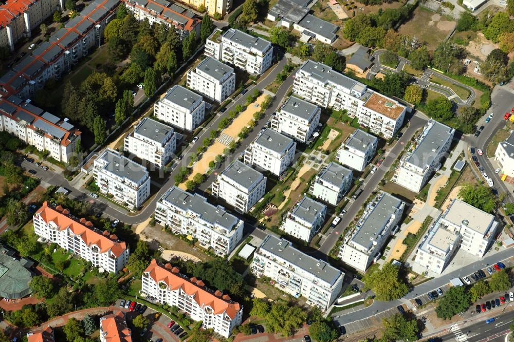 Aerial image Berlin - Residential area of the multi-family house settlement Cedelia Quartier on Dahlemer Weg - Biesheimring - Robert-W.-Kempner-Strasse - Lutterbacher Strasse in the district Zehlendorf in Berlin, Germany