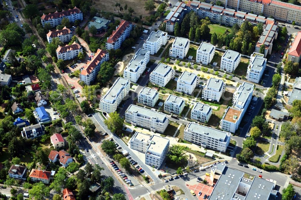 Aerial photograph Berlin - Residential area of the multi-family house settlement Cedelia Quartier on Dahlemer Weg - Biesheimring - Robert-W.-Kempner-Strasse - Lutterbacher Strasse in the district Zehlendorf in Berlin, Germany