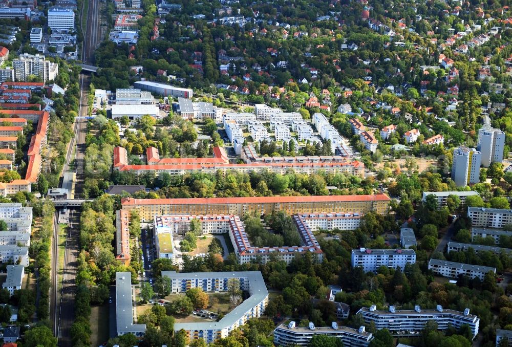 Berlin from the bird's eye view: Residential area of the multi-family house settlement Cedelia Quartier on Dahlemer Weg - Biesheimring - Robert-W.-Kempner-Strasse - Lutterbacher Strasse in the district Zehlendorf in Berlin, Germany