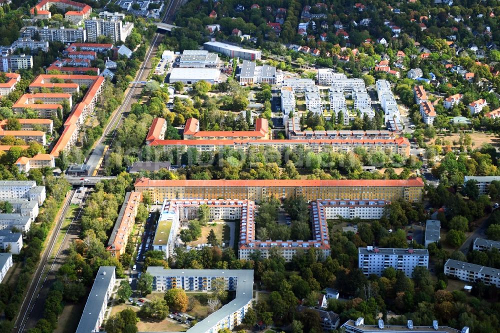 Aerial image Berlin - Residential area of the multi-family house settlement Cedelia Quartier on Dahlemer Weg - Biesheimring - Robert-W.-Kempner-Strasse - Lutterbacher Strasse in the district Zehlendorf in Berlin, Germany