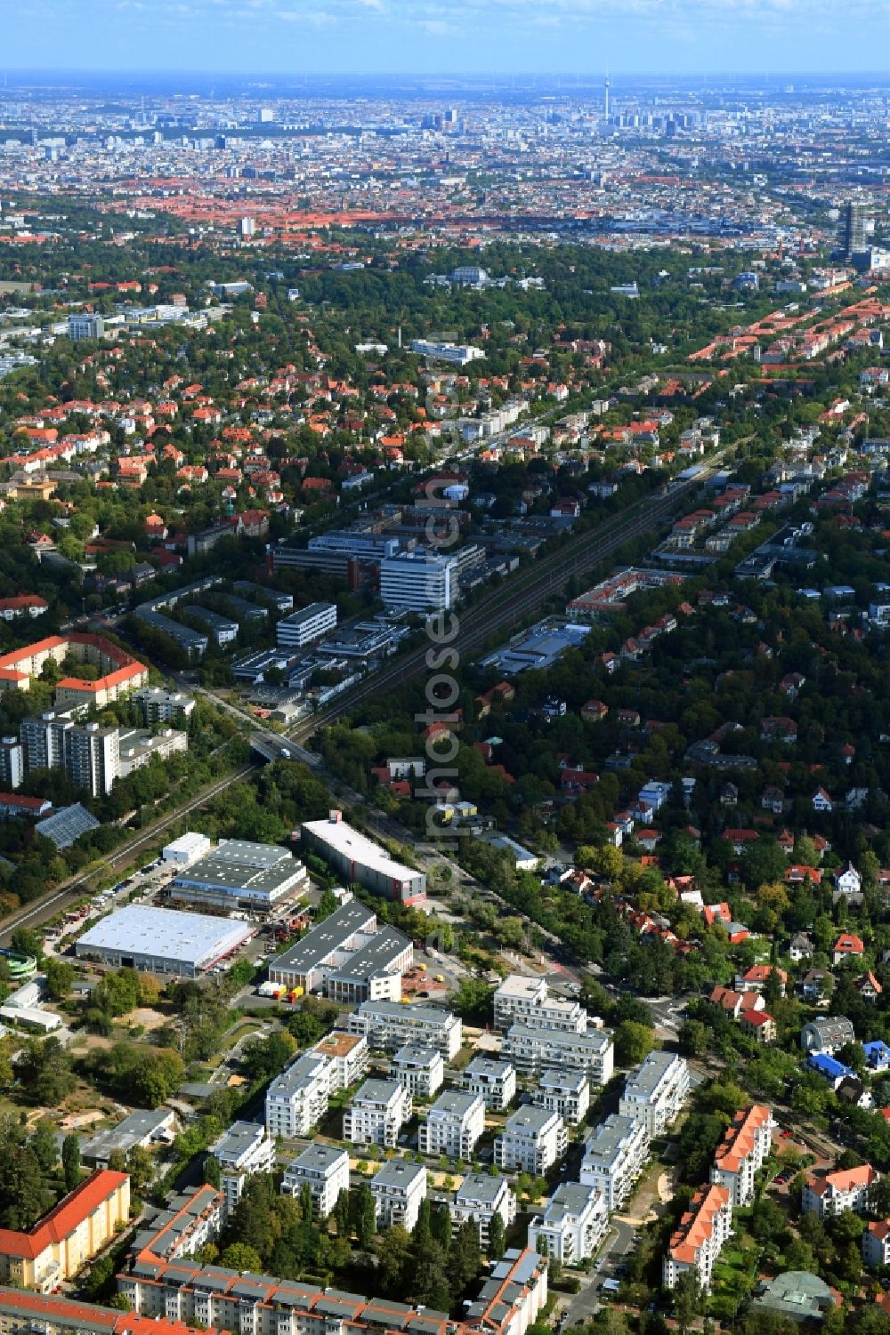 Aerial photograph Berlin - Residential area of the multi-family house settlement Cedelia Quartier on Dahlemer Weg - Biesheimring - Robert-W.-Kempner-Strasse - Lutterbacher Strasse in the district Zehlendorf in Berlin, Germany