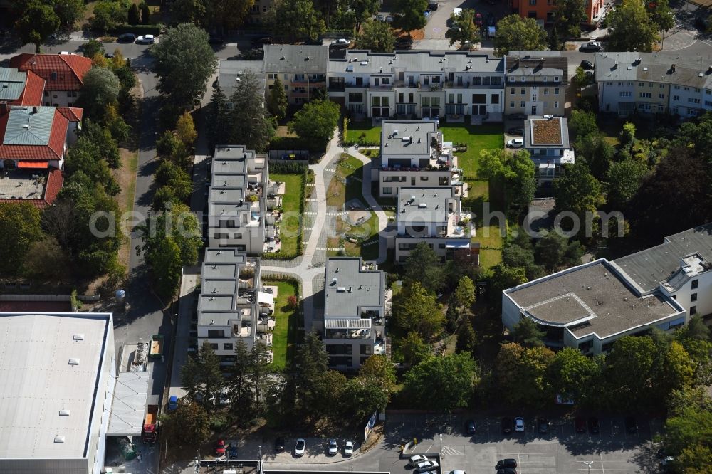 Berlin from the bird's eye view: Residential area of the multi-family house settlement on Charlottenburger Strasse in the district Zehlendorf in Berlin, Germany