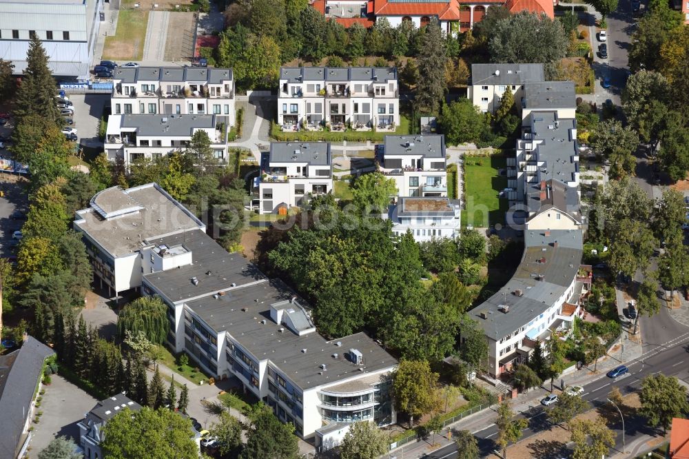 Berlin from the bird's eye view: Residential area of the multi-family house settlement on Charlottenburger Strasse in the district Zehlendorf in Berlin, Germany