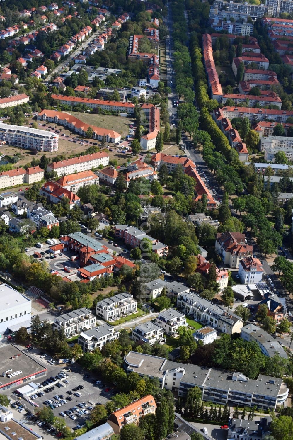 Aerial photograph Berlin - Residential area of the multi-family house settlement on Charlottenburger Strasse in the district Zehlendorf in Berlin, Germany