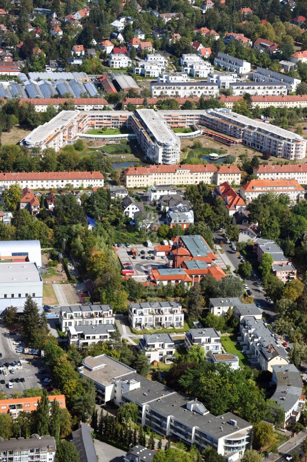 Berlin from the bird's eye view: Residential area of the multi-family house settlement on Charlottenburger Strasse in the district Zehlendorf in Berlin, Germany