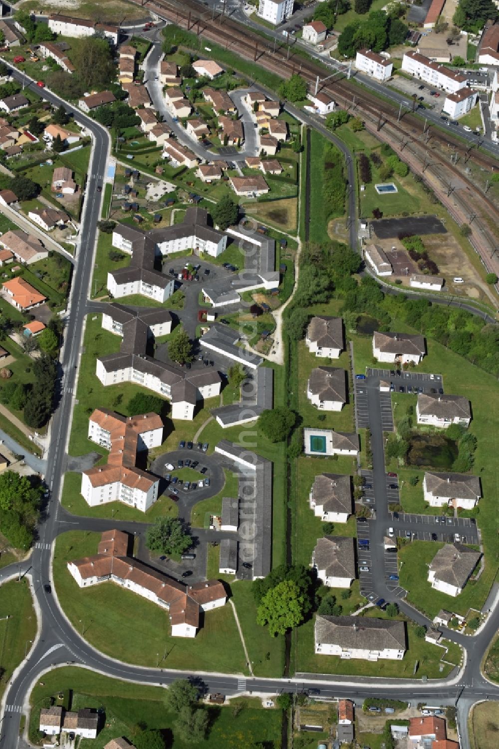 Coutras from the bird's eye view: Residential area of a multi-family house settlement Rue Georges Pompidou in Coutras in Aquitaine Limousin Poitou-Charentes, France