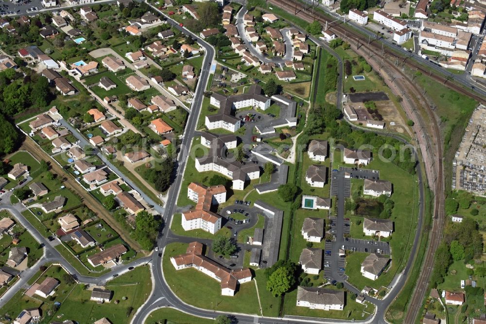 Aerial image Coutras - Residential area of a multi-family house settlement Rue Georges Pompidou in Coutras in Aquitaine Limousin Poitou-Charentes, France