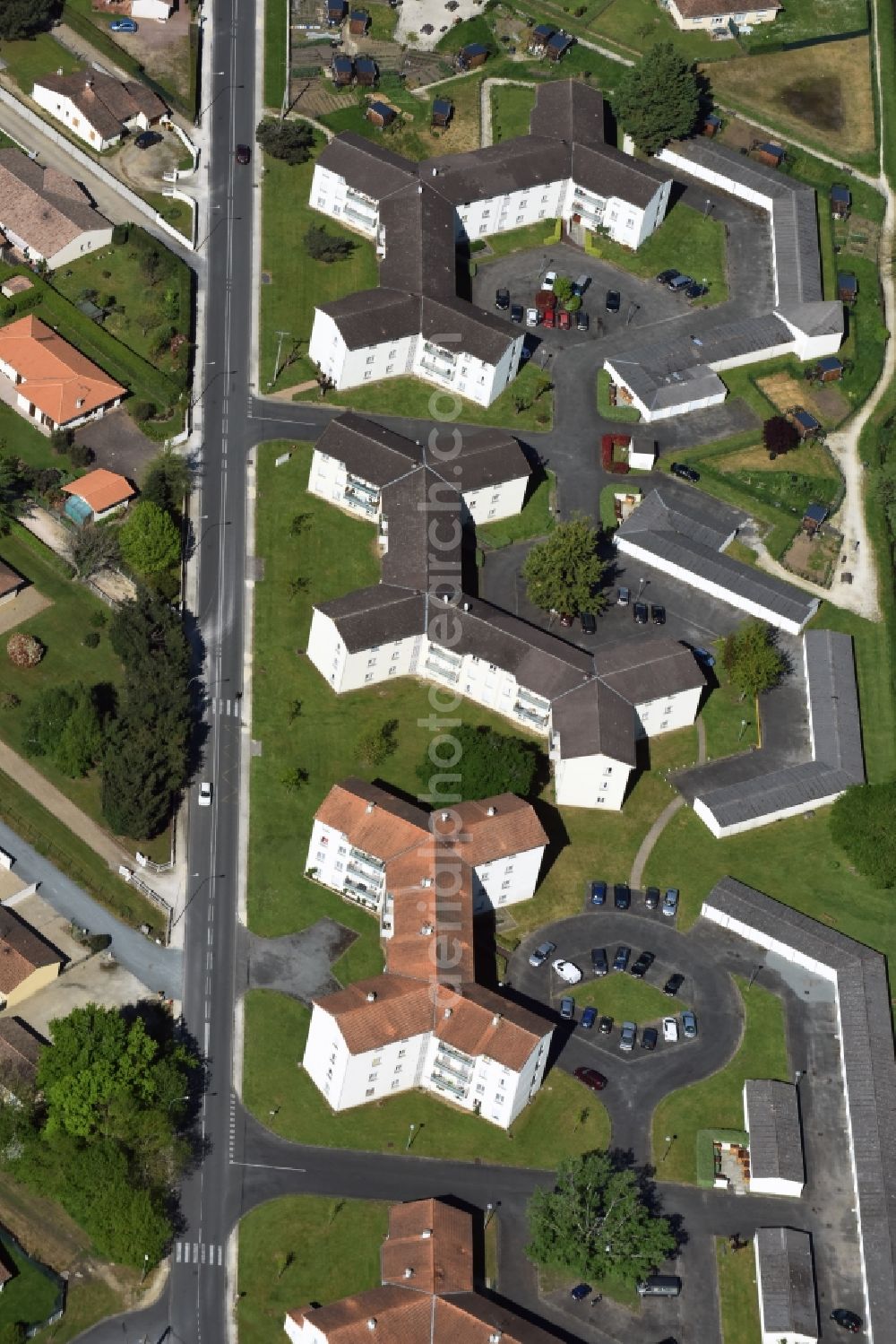 Coutras from above - Residential area of a multi-family house settlement Rue Georges Pompidou in Coutras in Aquitaine Limousin Poitou-Charentes, France