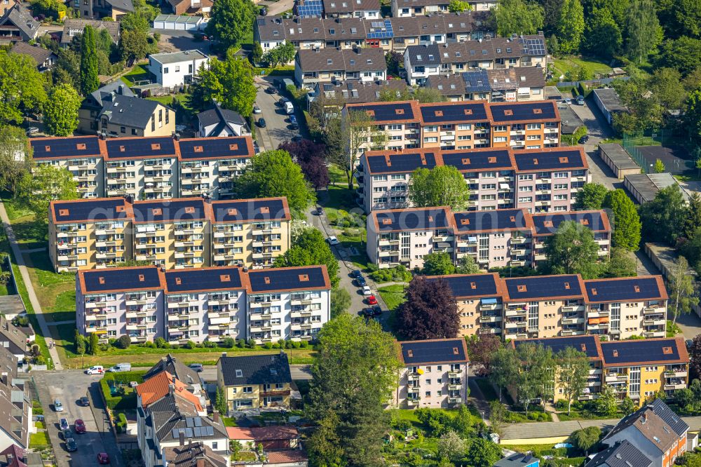 Aerial photograph Hagen - Residential area of the multi-family house settlement with roof-mounted photovoltaic systems on street Fritz-Reuter-Strasse - Lessingstrasse in Hagen at Ruhrgebiet in the state North Rhine-Westphalia, Germany