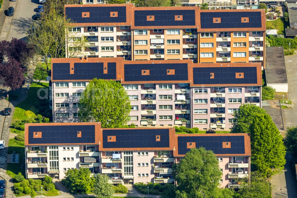 Hagen from above - Residential area of the multi-family house settlement with roof-mounted photovoltaic systems on street Fritz-Reuter-Strasse - Lessingstrasse in Hagen at Ruhrgebiet in the state North Rhine-Westphalia, Germany