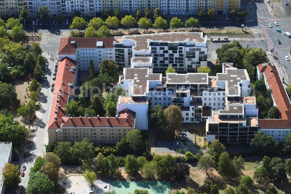 Berlin from the bird's eye view: Residential area of the multi-family house settlement Danziger Strasse corner Prenzlauer Allee in the district Prenzlauer Berg in Berlin, Germany