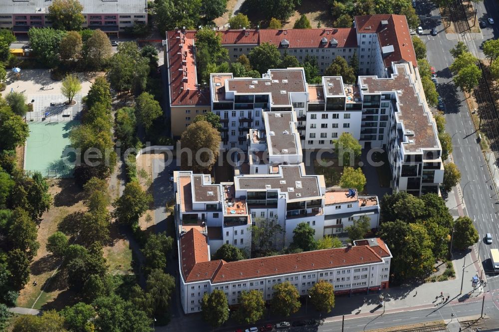 Berlin from the bird's eye view: Residential area of the multi-family house settlement Danziger Strasse corner Prenzlauer Allee in the district Prenzlauer Berg in Berlin, Germany