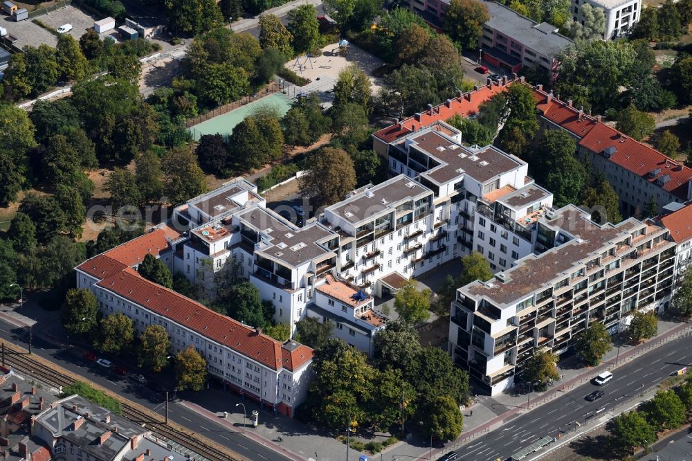 Berlin from the bird's eye view: Residential area of the multi-family house settlement Danziger Strasse corner Prenzlauer Allee in the district Prenzlauer Berg in Berlin, Germany