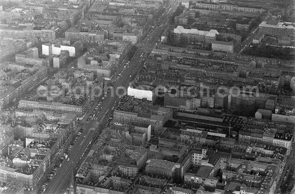 Berlin from the bird's eye view: Residential area of the multi-family house settlement with DDR- Altbausubstanz the formerly KWV Kommunale Wohnungsverwaltung on street Prenzlauer Allee in the district Prenzlauer Berg in Berlin, Germany