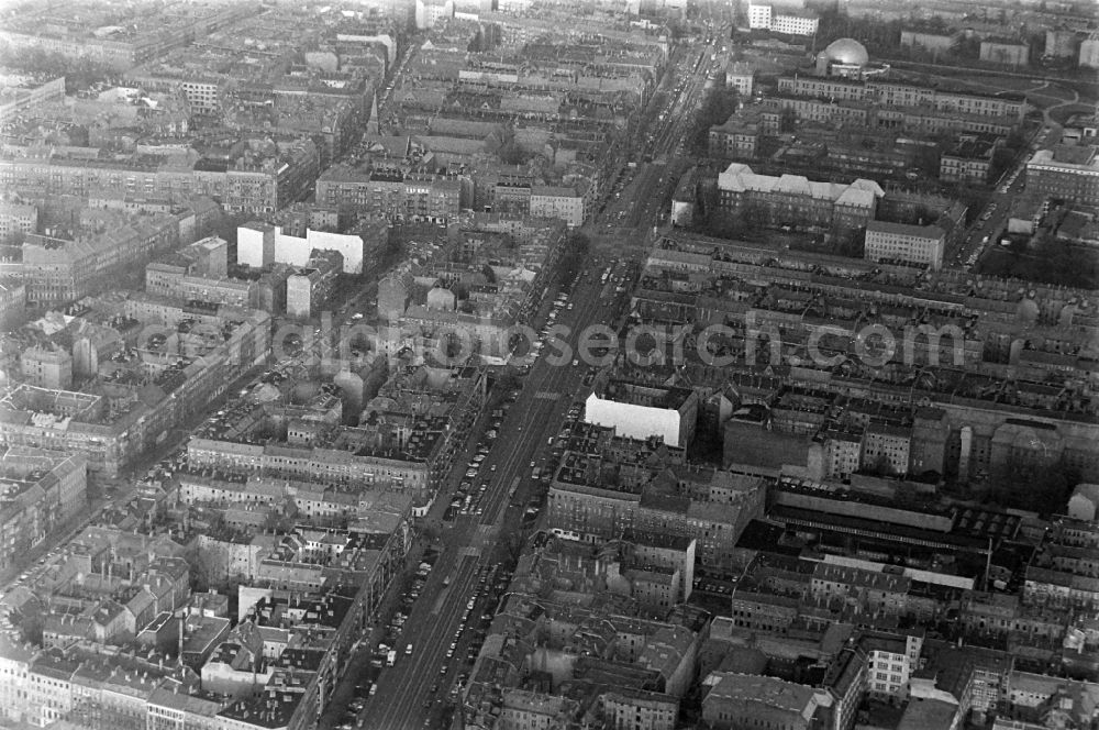 Aerial image Berlin - Residential area of the multi-family house settlement with DDR- Altbausubstanz the formerly KWV Kommunale Wohnungsverwaltung on street Prenzlauer Allee in the district Prenzlauer Berg in Berlin, Germany