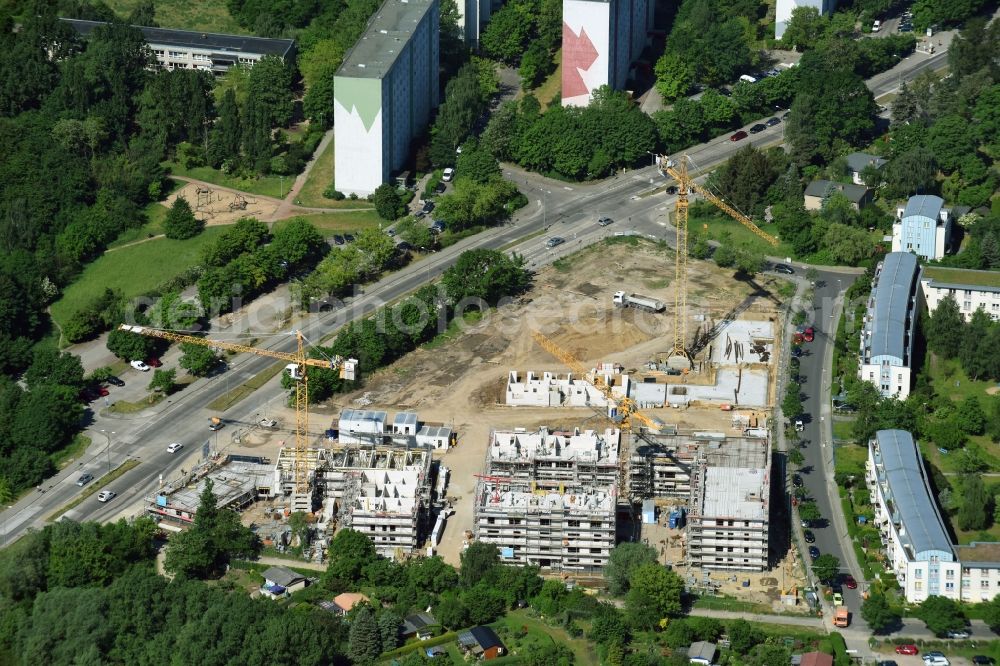 Aerial photograph Berlin - Residential area of a multi-family house settlement campany degewo AG on Joachim-Ringelnatz-Strasse - Hans-Fallada-Strasse - Cecilienstrasse in the district Biesdorf in Berlin