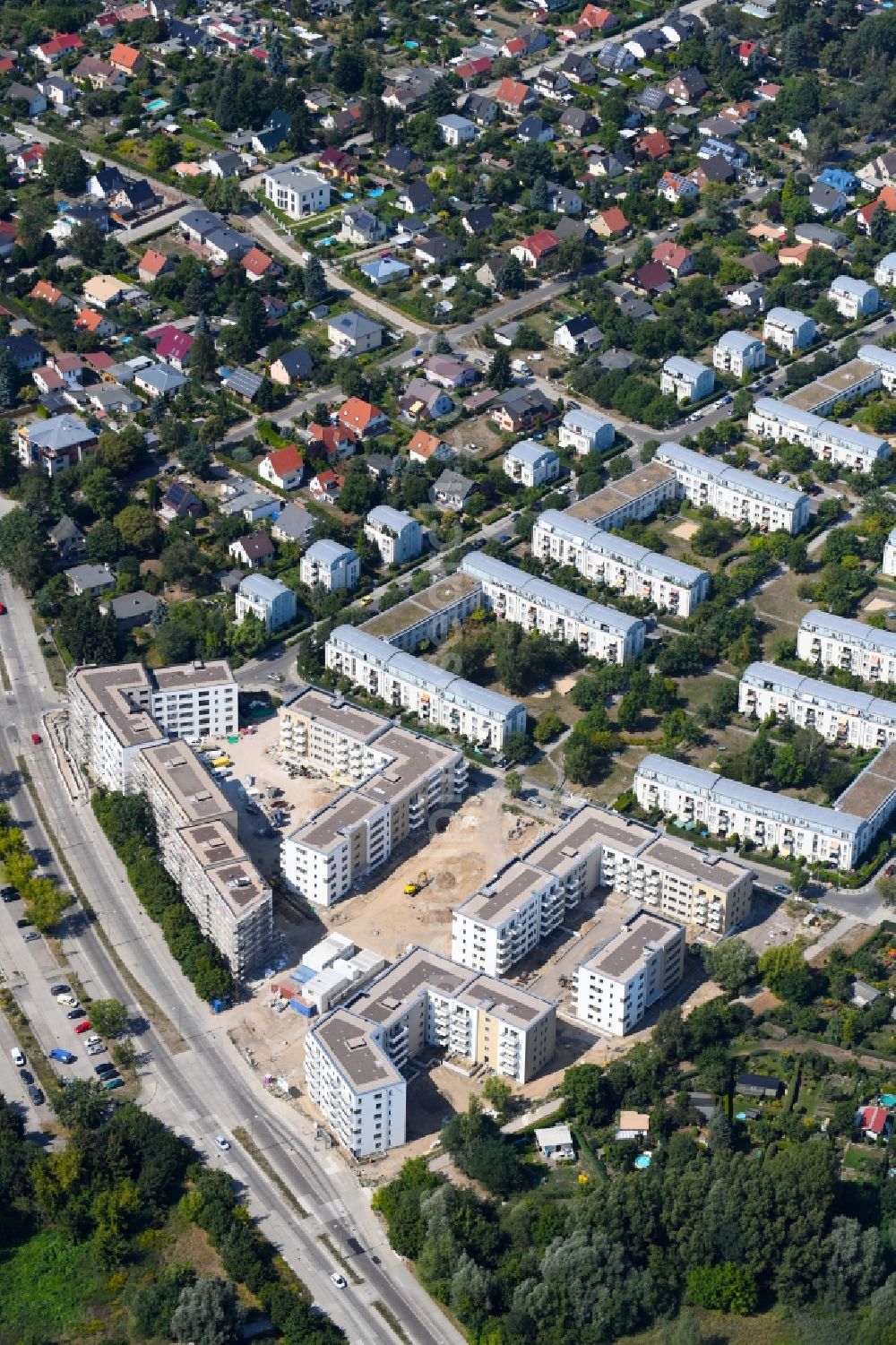 Aerial photograph Berlin - Residential area of a multi-family house settlement campany degewo AG on Joachim-Ringelnatz-Strasse - Hans-Fallada-Strasse - Cecilienstrasse in the district Biesdorf in Berlin