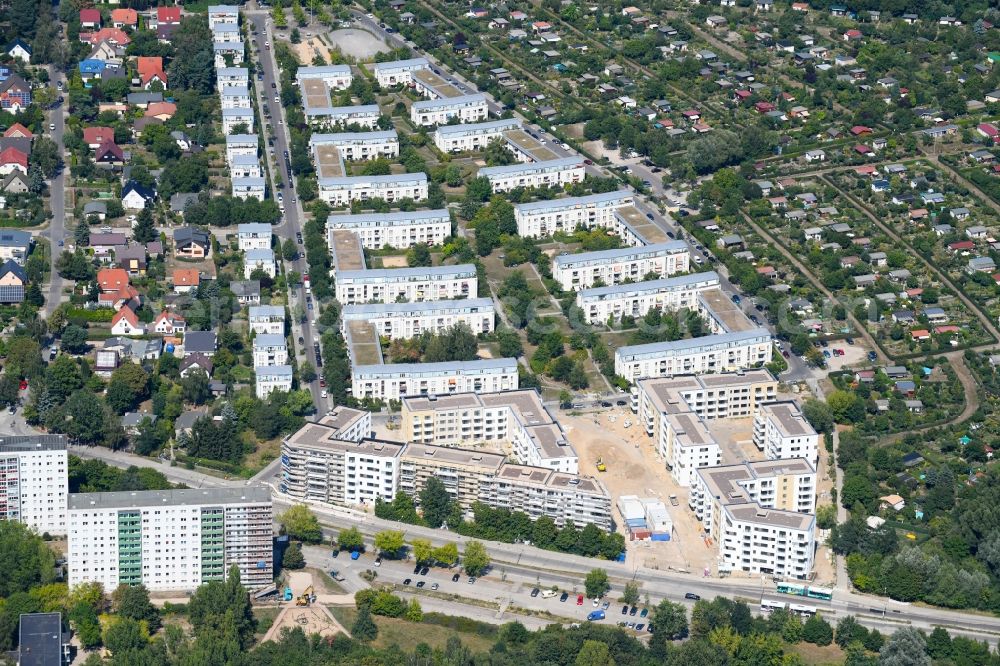 Aerial photograph Berlin - Residential area of a multi-family house settlement campany degewo AG on Joachim-Ringelnatz-Strasse - Hans-Fallada-Strasse - Cecilienstrasse in the district Biesdorf in Berlin