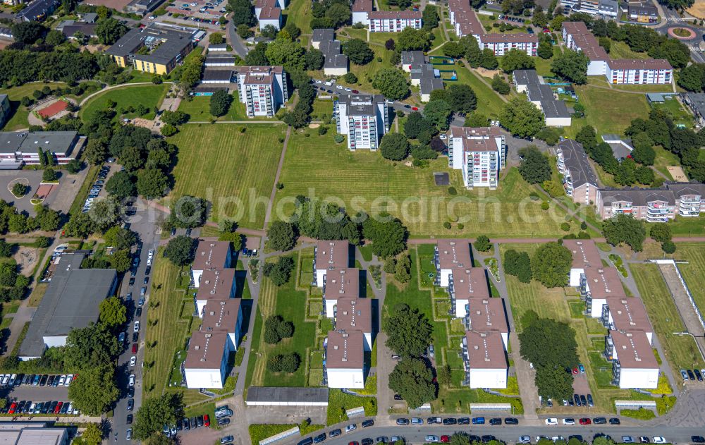 Dinslaken from above - Residential area of the multi-family house settlement on street Am Stadtbad in the district Eppinghoven in Dinslaken at Ruhrgebiet in the state North Rhine-Westphalia, Germany