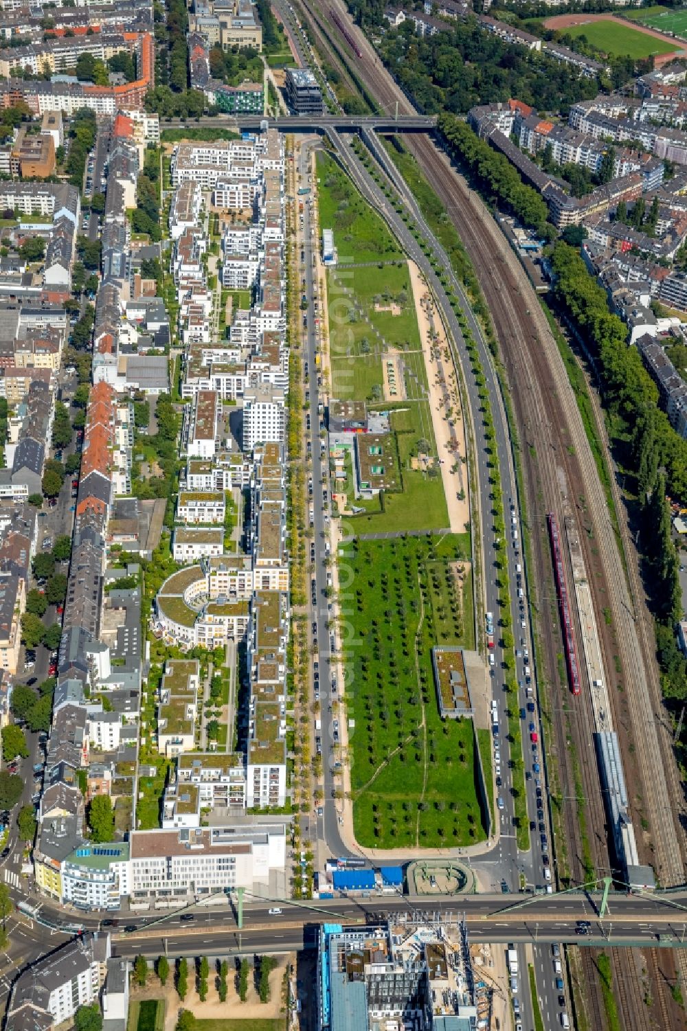 Düsseldorf from the bird's eye view: Residential area of the multi-family house settlement on Marc-Chagall-Strasse in Duesseldorf in the state North Rhine-Westphalia, Germany