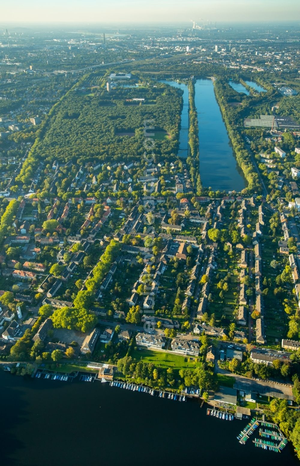 Aerial image Duisburg - Residential area of a multi-family house settlement along the Wedauer Strasse in Duisburg in the state North Rhine-Westphalia