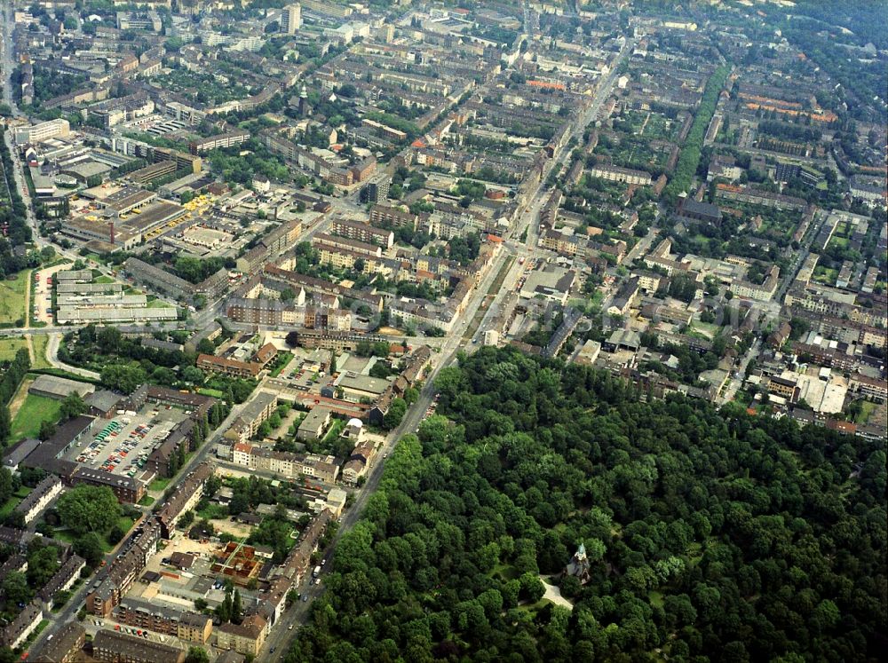 Aerial photograph Duisburg - Residential area of a multi-family house settlement Koloniestrasse - Sternbuschweg in Duisburg in the state North Rhine-Westphalia