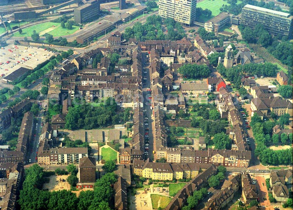 Duisburg from above - Residential area of a multi-family house settlement Reinerstrasse in Duisburg in the state North Rhine-Westphalia