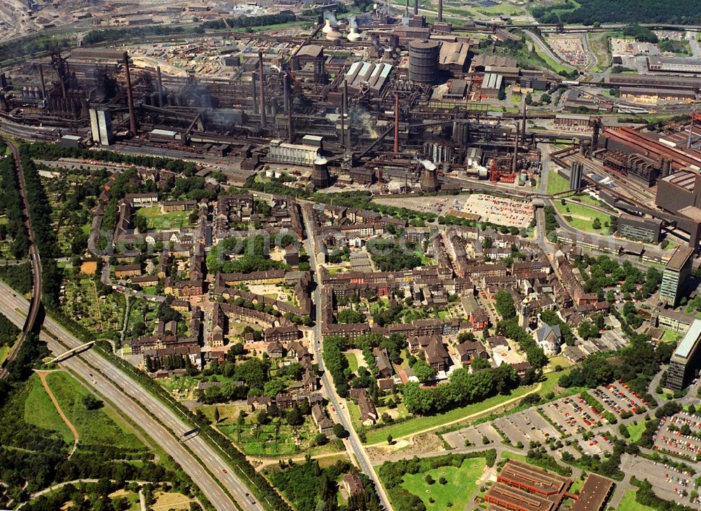 Aerial photograph Duisburg - Residential area of a multi-family house settlement Dieselstrasse - Franz-Lenze-Strasse in Duisburg in the state North Rhine-Westphalia