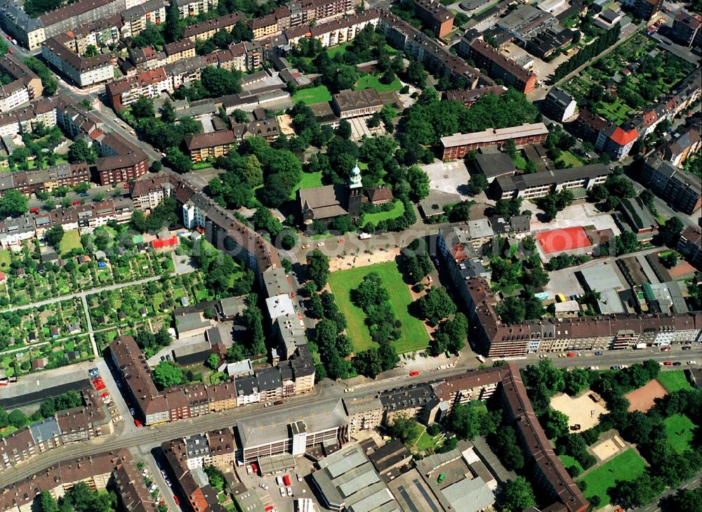 Duisburg from above - Residential a multi-family house settlement on the Neuendorfer market opposite the Christ Church in Duisburg in North Rhine-Westphalia