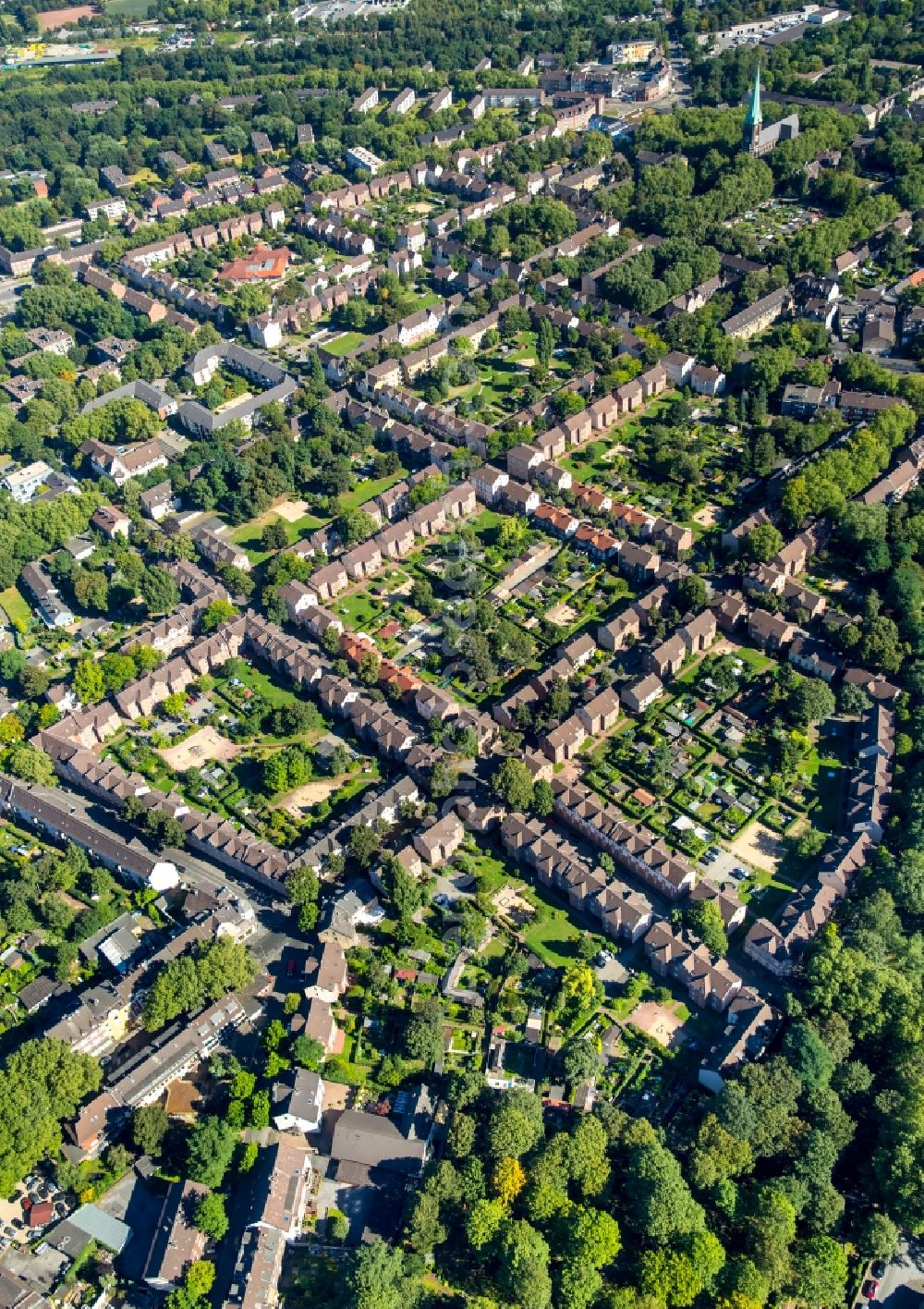 Duisburg from the bird's eye view: Residential area of the Dichterviertel at the Kapstrasse and the Kalthoffstrasse in Duisburg-Hamborn in the state North Rhine-Westphalia