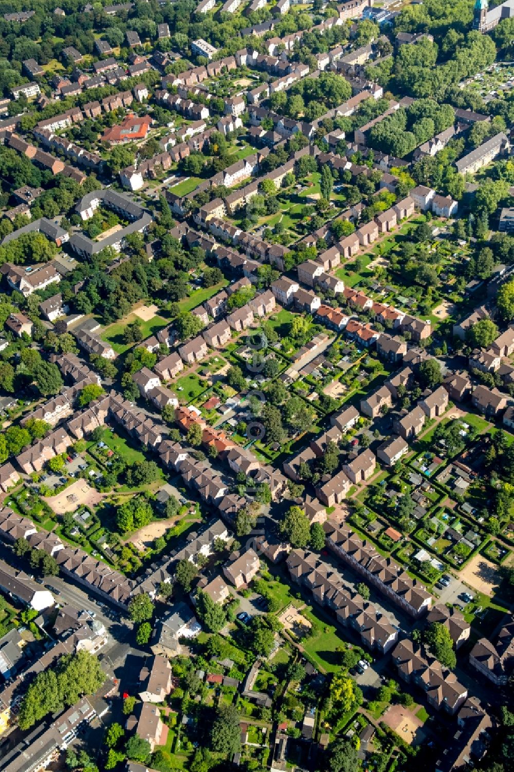 Aerial image Duisburg - Residential area of the Dichterviertel at the Kapstrasse and the Kalthoffstrasse in Duisburg-Hamborn in the state North Rhine-Westphalia