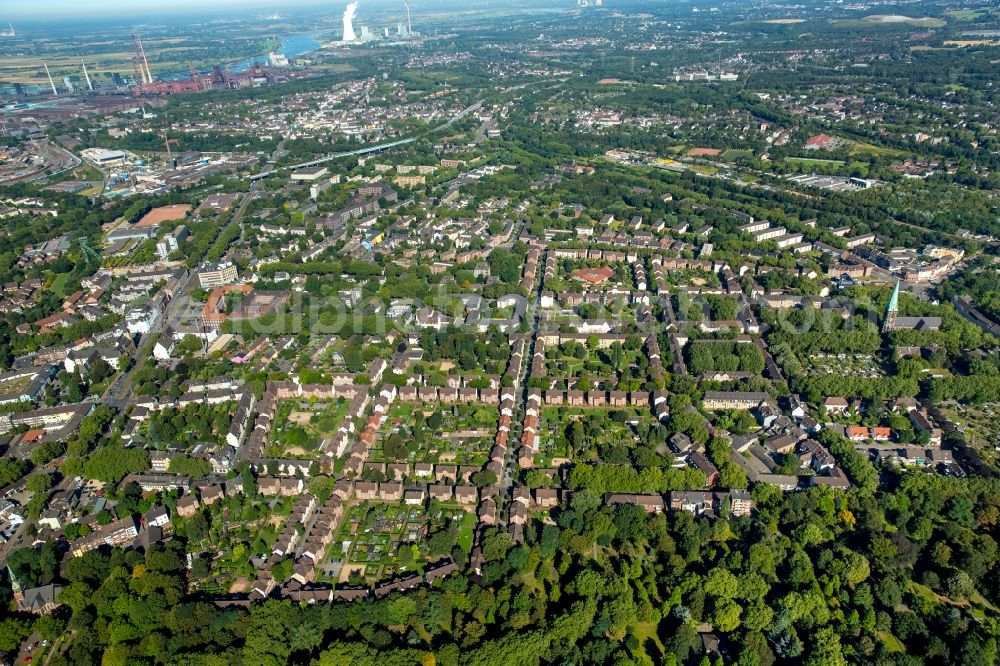 Aerial photograph Duisburg - Residential area of the Dichterviertel at the Kapstrasse and the Kalthoffstrasse in Duisburg-Hamborn in the state North Rhine-Westphalia