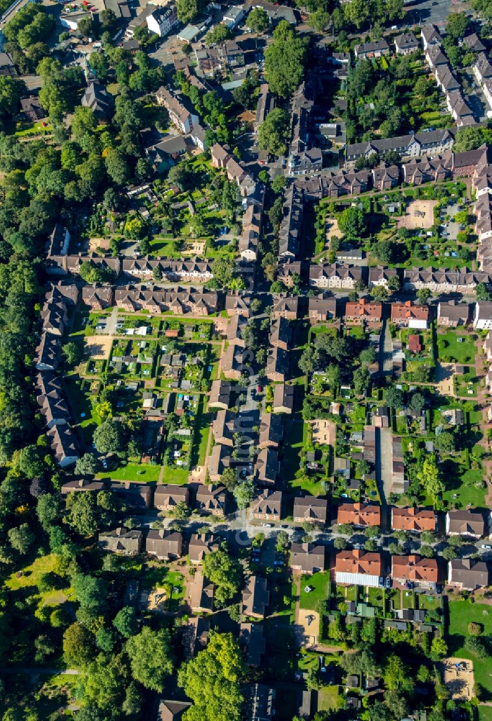 Duisburg from the bird's eye view: Residential area of the Dichterviertel at the Kapstrasse and the Kalthoffstrasse in Duisburg-Hamborn in the state North Rhine-Westphalia