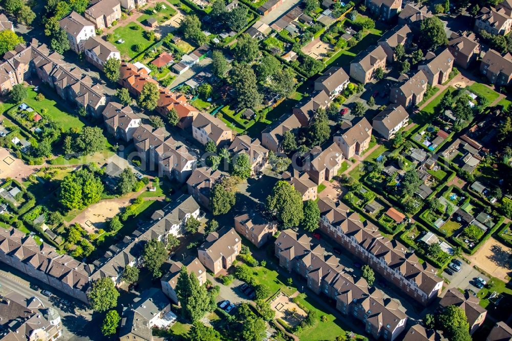 Aerial image Duisburg - Residential area of the Dichterviertel at the Kapstrasse and the Kalthoffstrasse in Duisburg-Hamborn in the state North Rhine-Westphalia