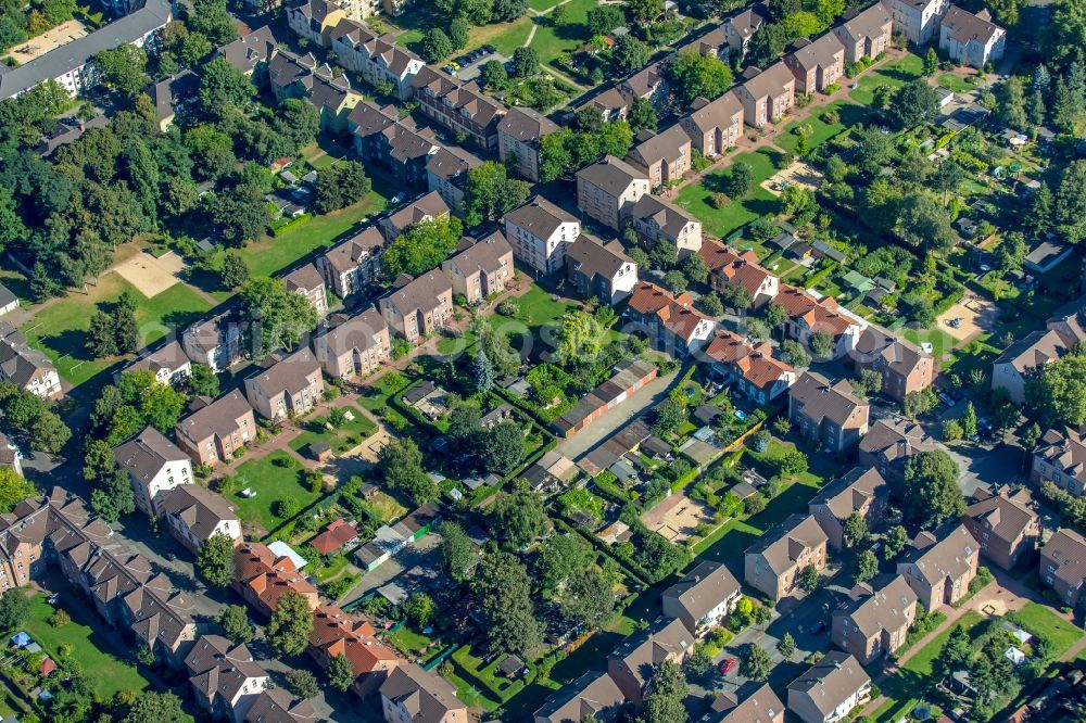 Aerial photograph Duisburg - Residential area of the Dichterviertel at the Kapstrasse and the Kalthoffstrasse in Duisburg-Hamborn in the state North Rhine-Westphalia