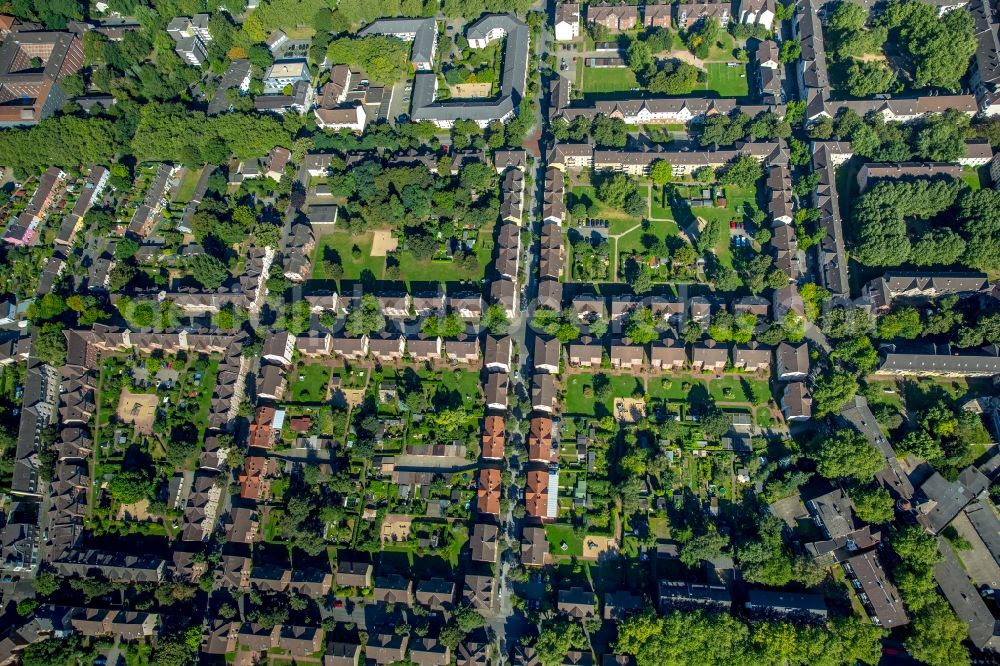 Duisburg from above - Residential area of the Dichterviertel at the Kapstrasse and the Kalthoffstrasse in Duisburg-Hamborn in the state North Rhine-Westphalia