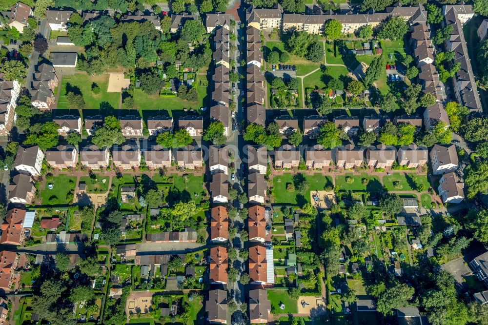 Duisburg from the bird's eye view: Residential area of the Dichterviertel at the Kapstrasse and the Kalthoffstrasse in Duisburg-Hamborn in the state North Rhine-Westphalia