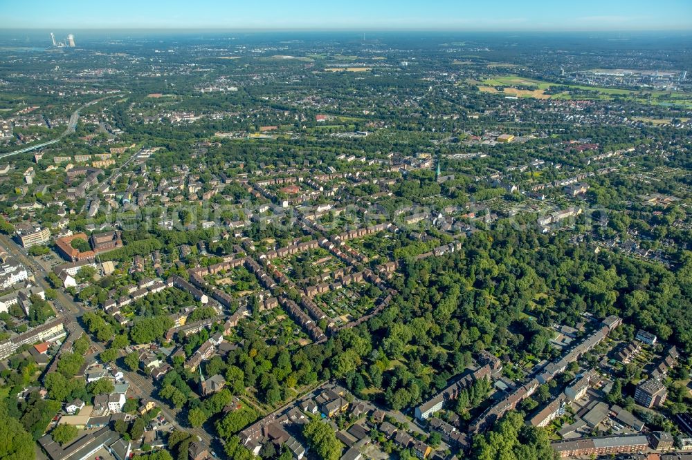 Aerial image Duisburg - Residential area of the Dichterviertel at the Kapstrasse and the Kalthoffstrasse in Duisburg-Hamborn in the state North Rhine-Westphalia