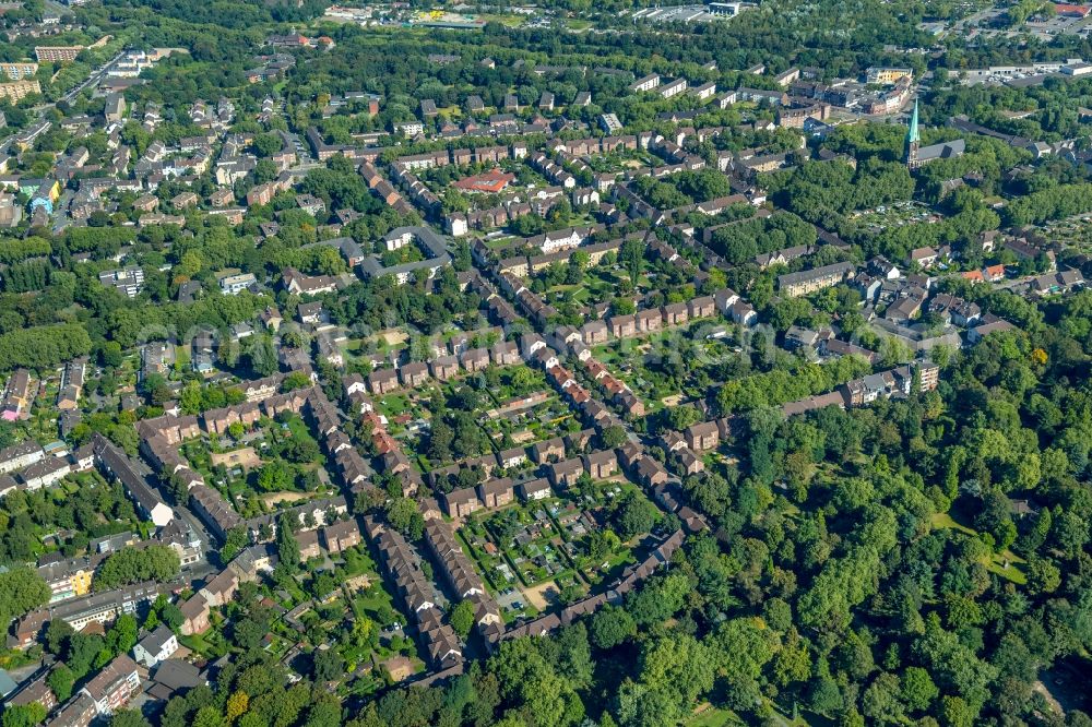 Aerial photograph Duisburg - Residential area of the Dichterviertel at the Kapstrasse and the Kalthoffstrasse in Duisburg-Hamborn in the state North Rhine-Westphalia