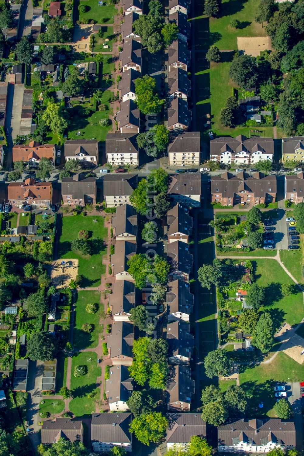 Duisburg from above - Residential area of the Dichterviertel at the Kapstrasse and the Kalthoffstrasse in Duisburg-Hamborn in the state North Rhine-Westphalia