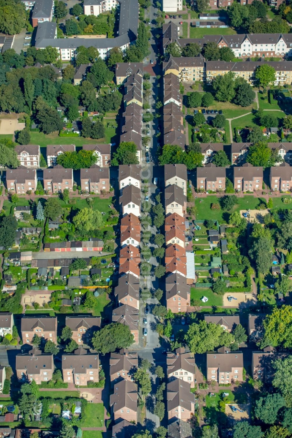 Duisburg from the bird's eye view: Residential area of the Dichterviertel at the Kapstrasse and the Kalthoffstrasse in Duisburg-Hamborn in the state North Rhine-Westphalia