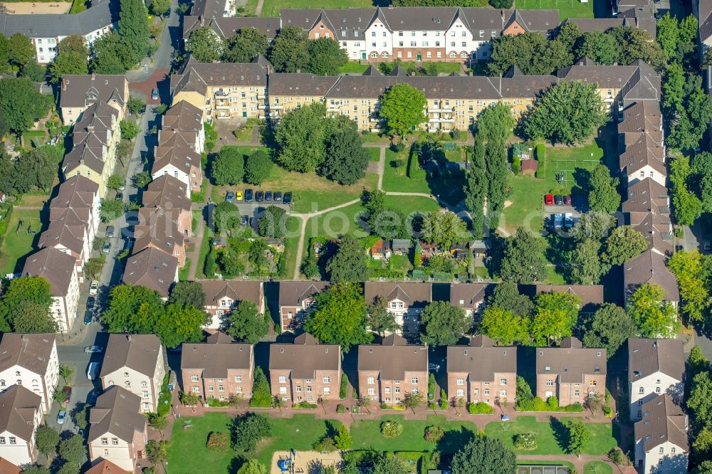 Aerial image Duisburg - Residential area of the Dichterviertel at the Kapstrasse and the Kalthoffstrasse in Duisburg-Hamborn in the state North Rhine-Westphalia