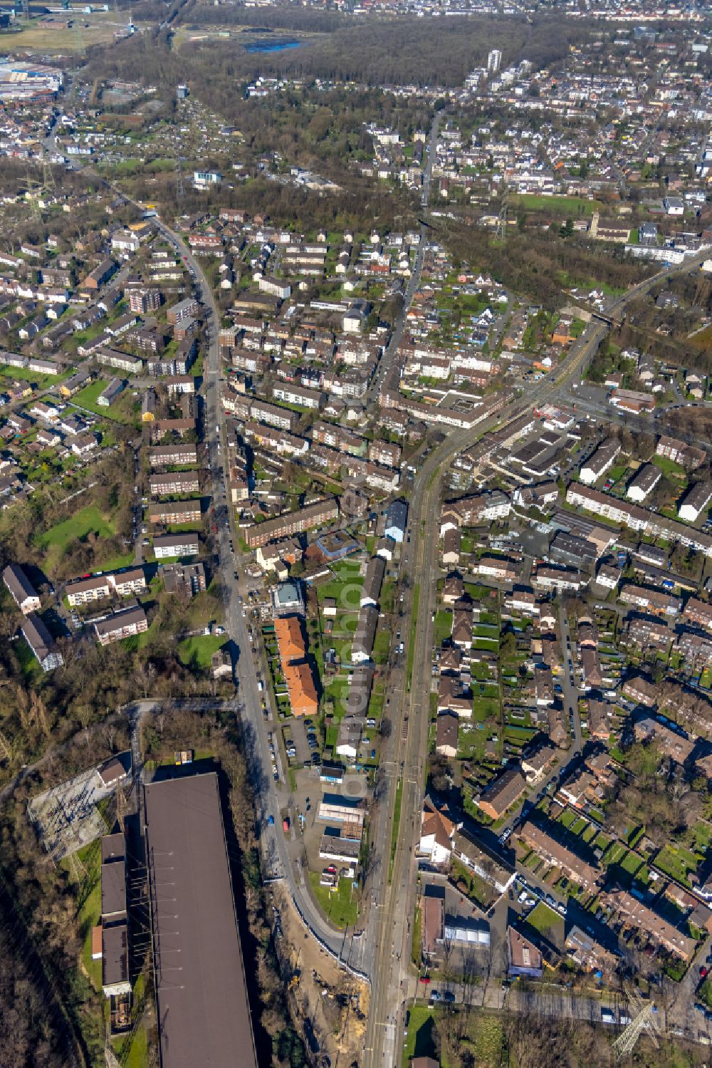 Aerial photograph Duisburg - Residential area of the multi-family house settlement along Roemerstrasse - Wesseler Strasse - Friedrich-Ebert-Strasse in the district Fahrn in Duisburg in the Ruhr area in the state North Rhine-Westphalia, Germany