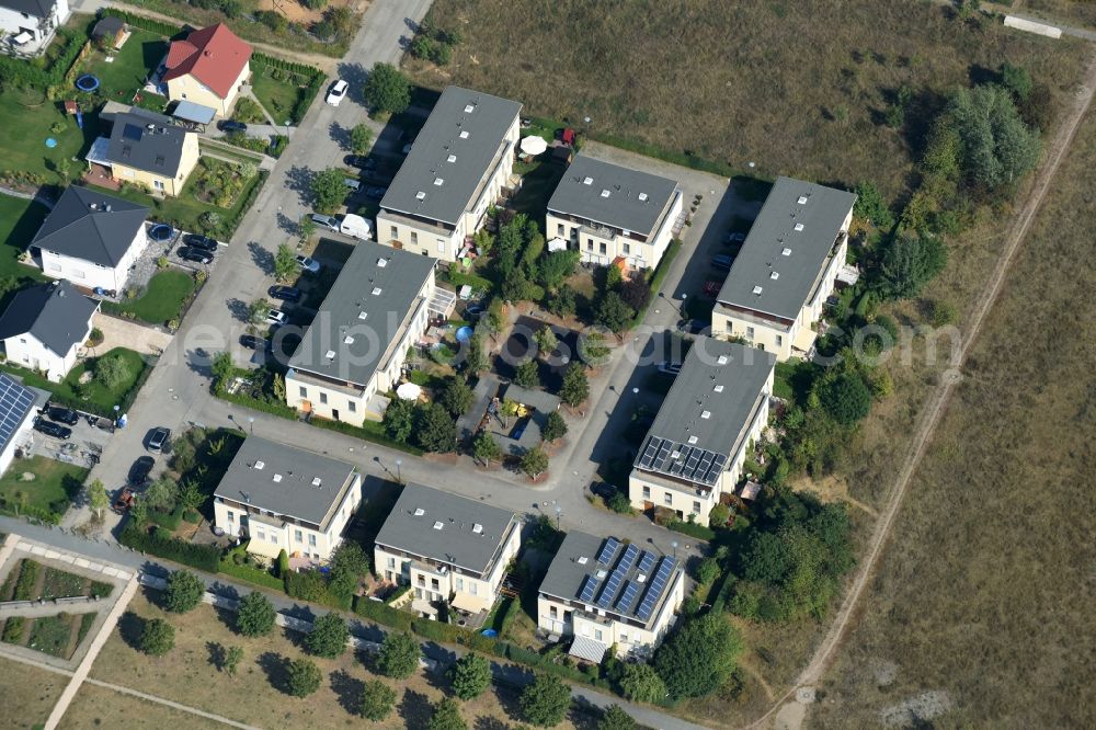 Berlin from the bird's eye view: Residential area of a multi-family house settlement at the Dukatenfalterweg in Berlin