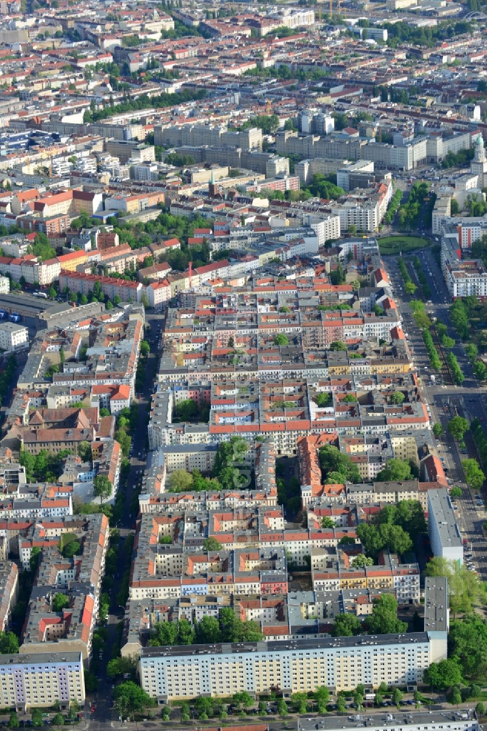 Aerial photograph Berlin - Roof and wall structures in residential area of a multi-family house settlement destrict Friedrichshain Ebertystrasse in Berlin in Germany