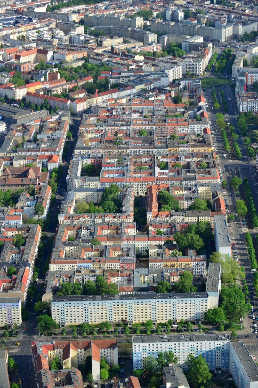 Berlin from above - Roof and wall structures in residential area of a multi-family house settlement destrict Friedrichshain Ebertystrasse in Berlin in Germany