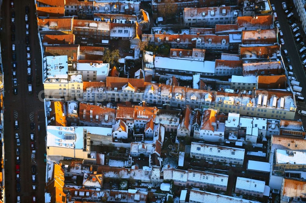 Aerial photograph Lübeck - Residential area of the multi-family house settlement corner grosse Kiesau- Fischergrube in Luebeck in the state Schleswig-Holstein, Germany