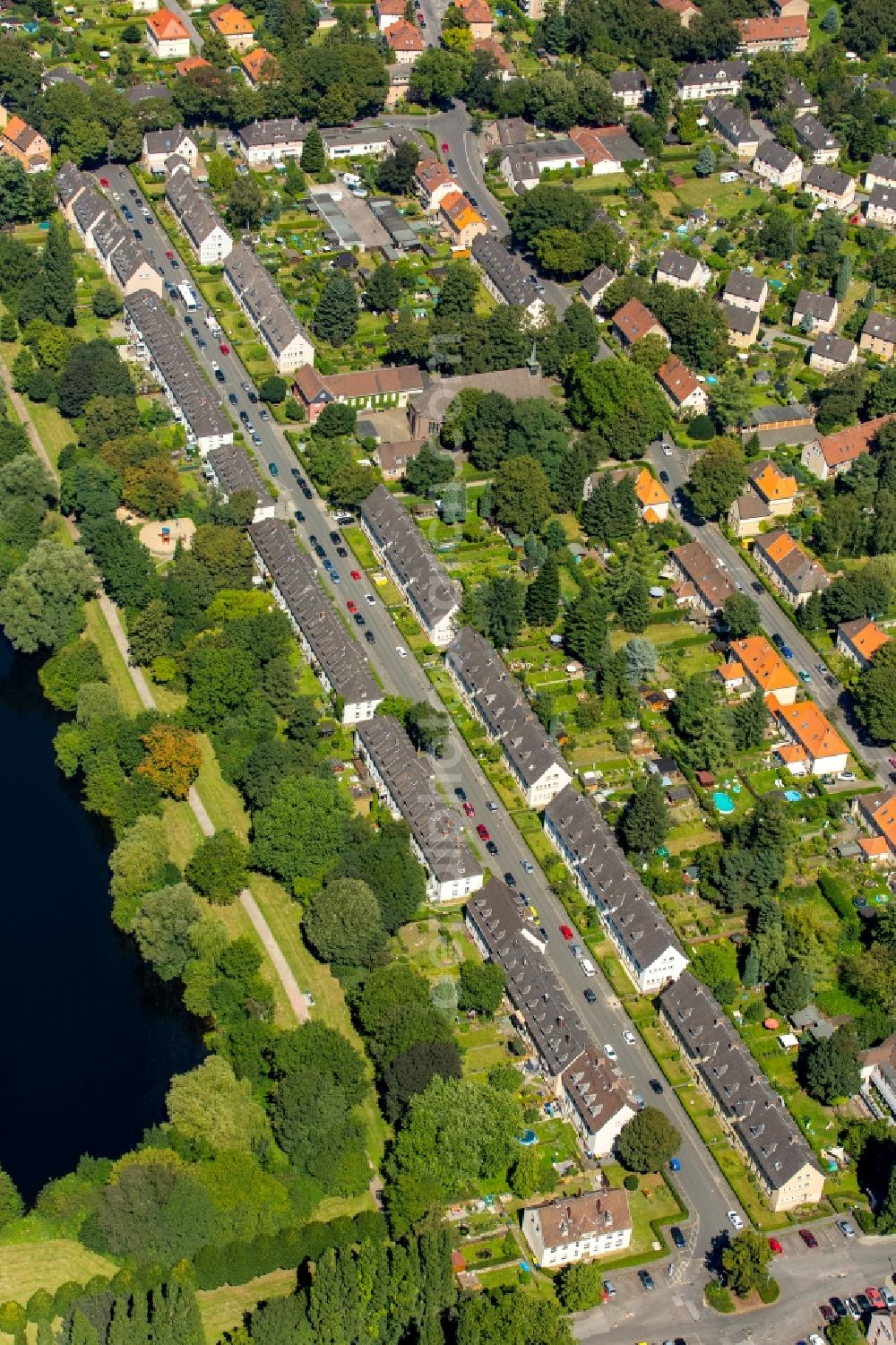 Mülheim an der Ruhr from the bird's eye view: Residential area of the multi-family house settlement Eisenbahner-Siedlung Wedau in Muelheim on the Ruhr in the state North Rhine-Westphalia